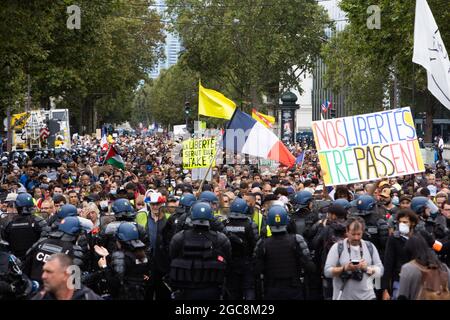 Allgemeine Ansicht der Demonstranten und gelbe Weste, die von Gendarmeriekräften und Polizeikräften umgeben sind, während eines nationalen Protesttages gegen die obligatorische Covid-19-Impfung für bestimmte Arbeitnehmer und die obligatorische Verwendung des von der französischen Regierung am 7. August 2021 in Paris geforderte Gesundheitsausweise. Am Samstag gingen die Demonstranten zum vierten Wochenende in Folge auf die Straßen in ganz Frankreich, um sich zwei Tage vor Inkrafttreten der neuen Regeln gegen einen neuen Gesundheitsausweis zu mobilisieren, der benötigt wird, um in ein Café einzusteigen oder mit einem Zug zwischen den Städten zu fahren. Ein gültiger Gesundheitspass wird durch zwei Jabs aus einem anerkannten Impfstoff, einem ne, erzeugt Stockfoto