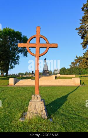 51. (Highland) Division Monument und Holzkreuz in der Nähe der Y-Schlucht beim Beaumont-Hamel-Neufundland-Denkmal des Ersten Weltkriegs in Beaumont-Hamel (Somme), Frankreich Stockfoto