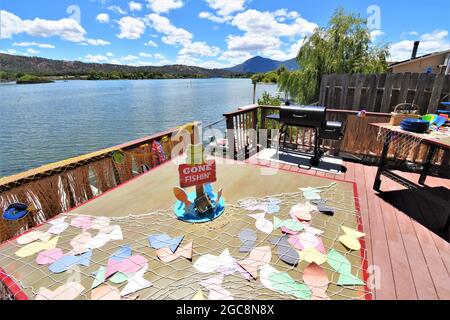 Dekorationen und Blechteller und so für eine echte Überraschungsgeburtstagsfeier für 3 Fischer, die einen gemeinsamen Tag haben und auf dem Clear Lake CA USA fischen Stockfoto