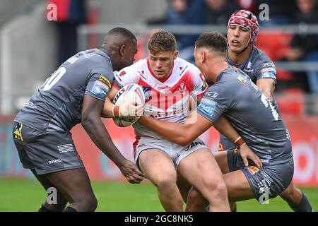 Morgan Knowles (13) aus St. Helens wird am 8/7/2021 von Corentin Le Cam (21) aus Catalans Dragons in in Angriff genommen. (Foto von Craig Thomas/News Images/Sipa USA) Quelle: SIPA USA/Alamy Live News Stockfoto