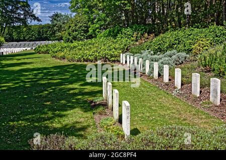 Militärfriedhof im Ersten Weltkrieg in Étaples mit mehr als 11,500 Gräbern. Indische Armeegräber; britische und Dominion Gräber im Hintergrund. Stockfoto