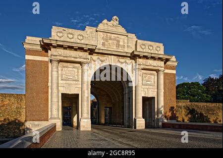 Das Menin Gate Memorial to the Missing, in Ypern, Belgien. Das Stadttor wurde nach dem Ersten Weltkrieg als Denkmal für die Toten der Briten und des Imperium umgebaut. Stockfoto