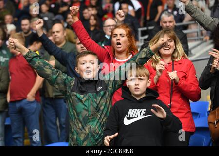 Cardiff, Großbritannien. August 2021. Die Fans von Barnsley begrüssen ihr Team am 8/7/2021 in Cardiff, Großbritannien. (Foto von Mike Jones/News Images/Sipa USA) Quelle: SIPA USA/Alamy Live News Stockfoto