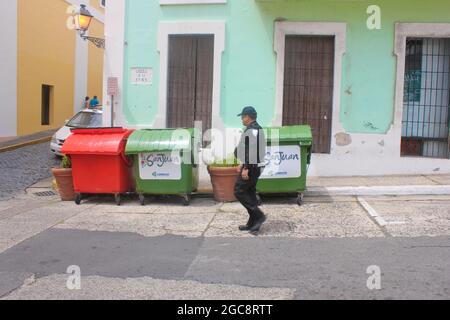 Kommerziellen Müll Müll Wheelie-Behälter Container auf der Straße im alten San Juan Puerto Rico, man wirbt Fiestas A lokales Ereignis. Stockfoto