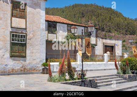 Altes verderbtes Haus in traditioneller Architektur in dem ruhigen Dorf und Gemeinde, umgeben von Bergen und Pinienwäldern in Vilaflor gefunden Stockfoto