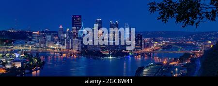 Skyline von Pittsburgh, Pennsylvania bei Nacht im Hochsommer. Stockfoto