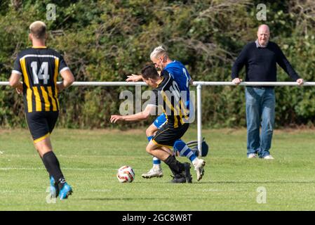 Southchurch Park, Southend on Sea, Essex, Großbritannien. August 2021. Während der Fußball mit Fans in Anwesenheit nach den COVID-19-Beschränkungen in Gang kommt, hat der FA Cup in England begonnen, wobei die nicht-Liga-Vereine an der Extra-Vorrunde teilnehmen. 637 Teams aus den unteren Schichten haben ihre Kampagnen begonnen, um gegen die besten Teams zu spielen. Auf dem Southend Manor der Essex Senior League war London Colney von der South Midlands League zu Gast. Mit einem Sieg von 1-0 für Manor reisen sie in der nächsten Runde zum FC Felixstowe & Walton Utd der Isthmian League Stockfoto