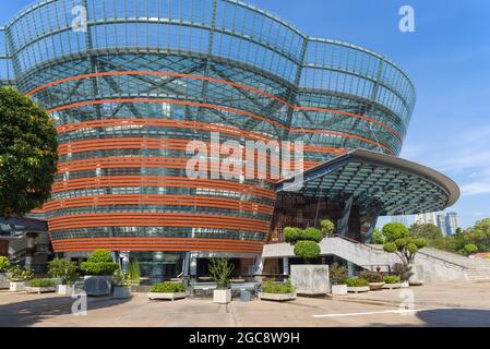 COLOMBO, SRI LANKA - 23. FEBRUAR 2020: Neubau des modernen Theaters des Nelum Pokuna Mahinda Rajapaksa Theaters an einem sonnigen Tag Stockfoto