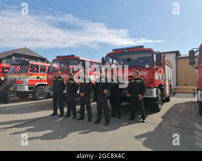 Podivin, Tschechische Republik. August 2021. 15 Fahrzeuge und 36 Feuerwehrleute fahren am 7. August 2021 aus Podivin, Breclav, Tschechien, Zur Bekämpfung von Bränden in Griechenland. Quelle: Lenka Horakova/CTK Photo/Alamy Live News Stockfoto