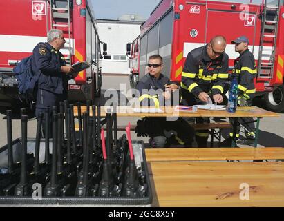 Podivin, Tschechische Republik. August 2021. 15 Fahrzeuge und 36 Feuerwehrleute fahren am 7. August 2021 aus Podivin, Breclav, Tschechien, Zur Bekämpfung von Bränden in Griechenland. Quelle: Lenka Horakova/CTK Photo/Alamy Live News Stockfoto