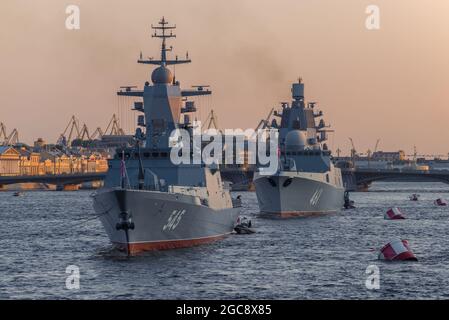 SANKT PETERSBURG, RUSSLAND - 26. JULI 2021: Kriegsschiffe auf der Newa an einem Juniabend. Navy Day in St. Petersburg Stockfoto