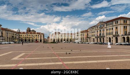 CUNEO, PIEMONT, ITALIEN - 2. JULI 2021: Piazza Tancredi Duccio Galimberti, Hauptplatz von Cuneo mit Hofpalast auf der rechten Seite Stockfoto