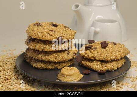 Erdnussbutter Haferflocken Choco Chips Cookies. Ein hausgemachter gesunder Snack. Aufgenommen auf weißem Hintergrund. Stockfoto