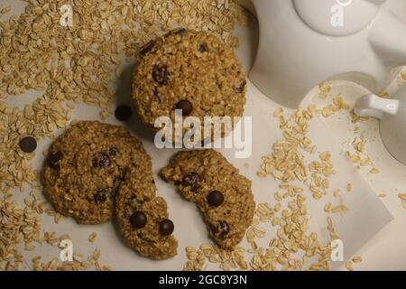 Erdnussbutter Haferflocken Choco Chips Cookies. Ein hausgemachter gesunder Snack. Aufgenommen auf weißem Hintergrund. Stockfoto