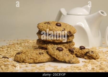 Erdnussbutter Haferflocken Choco Chips Cookies. Ein hausgemachter gesunder Snack. Aufgenommen auf weißem Hintergrund. Stockfoto