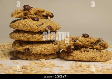 Erdnussbutter Haferflocken Choco Chips Cookies. Ein hausgemachter gesunder Snack. Aufgenommen auf weißem Hintergrund. Stockfoto