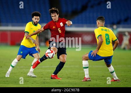 Yokohama, Japan. August 2021. MARTIN ZUBIMENDI (6) im Kampf gegen den Brasilianer CLAUDINHO (20) und BRUNO GUIMARAES (8) während des Goldmedaillenspiels der Fußballmänner zwischen Brasilien und Spanien während der Olympischen Spiele in Tokio 2020 im Internationalen Stadion Yokohama. Brasilien besiegt Spanien 2:1. (Bild: © Rodrigo Reyes Marin/ZUMA Press Wire) Stockfoto