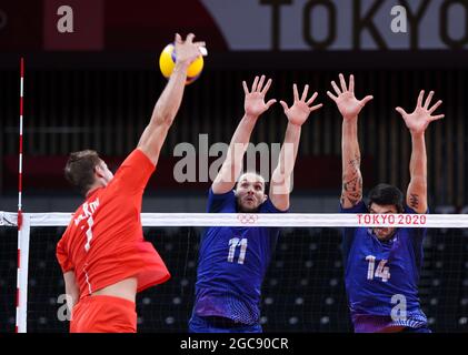 Tokio, Japan. August 2021. Die Franzosen Antoine Brizard (C) und Nicolas le Goff (R) blockieren das Netz während des Volleyball-Finales der Männer zwischen Frankreich und dem ROC bei den Olympischen Spielen 2020 in Tokio, Japan, am 7. August 2021. Kredit: Ding Ting/Xinhua/Alamy Live Nachrichten Stockfoto