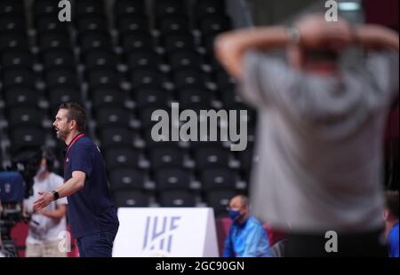 Tokio, Japan. August 2021. Frankreichs Trainer Guillaume Gille (L) reagiert während des Männer-Handballfinales zwischen Frankreich und Dänemark bei den Olympischen Spielen 2020 in Tokio, Japan, am 7. August 2021. Quelle: Fei Maohua/Xinhua/Alamy Live News Stockfoto