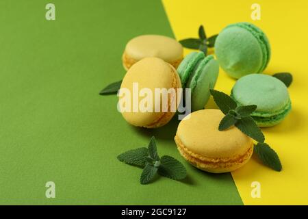 Konzept von leckeren Dessert mit Macarons auf zweifarbigem Hintergrund Stockfoto