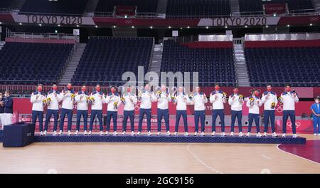 Tokio, Japan. August 2021. Die spanischen Spieler posieren mit ihren Medaillen bei der Verleihung des Männer-Handballs bei den Olympischen Spielen 2020 in Tokio, Japan, am 7. August 2021. Quelle: Fei Maohua/Xinhua/Alamy Live News Stockfoto