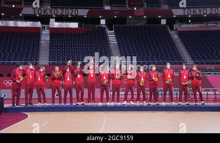 Tokio, Japan. August 2021. Die Spieler Dänemarks posieren mit ihren Medaillen bei der Verleihung des Männer-Handballs bei den Olympischen Spielen 2020 in Tokio, Japan, am 7. August 2021. Quelle: Fei Maohua/Xinhua/Alamy Live News Stockfoto