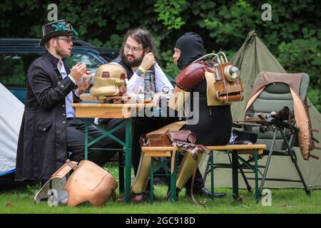 Schiffshebewerk Henrichenburg, Waltrop, Deutschland, 7. August 2021. Selbst Steampunk-Fans werden hungrig! Steampunk-Fans und Besucher, viele in voll retro-futuristischen Kostümen und Steampunk-Outfits, treffen sich zum ´Steampunk Jubilee Market´ Festival am historischen Wahrzeichen der Henrichenburg-Seilbahn, Teil des Waltrop-Schlossparks am Dortmund-Ems-Kanal, heute ein Industriemuseum. Das alte Eisengerüst, die Kontrolltürme, Maschinenhäuser und das Museum bilden eine stimmungsvolle Kulisse für das Festival. Kredit: Imageplotter/Alamy Live Nachrichten Stockfoto