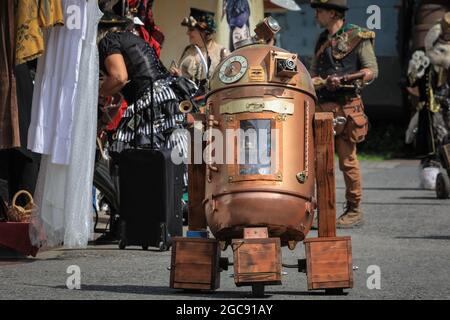 Schiffshebewerk Henrichenburg, Waltrop, Deutschland, 7. August 2021. Ein Retro-Roboter tritt auf dem Festival auf. Steampunk-Fans und Besucher, viele in voll retro-futuristischen Kostümen und Outfits, treffen sich zum´Steampunk Jubilee Market´ Festival am historischen Wahrzeichen der Henrichenburg-Seilbahn, Teil des Waltrop-Schlossparks am Dortmund-Ems-Kanal, heute ein Industriemuseum. Das alte Eisengerüst, die Kontrolltürme, Maschinenhäuser und das Museum bilden eine stimmungsvolle Kulisse für das Festival. Kredit: Imageplotter/Alamy Live Nachrichten Stockfoto