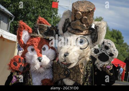 Schiffshebewerk Henrichenburg, Waltrop, Deutschland, 7. August 2021.flauschige einheimische Kreaturen ´Nero und Rotanes´mtreten beim Festival auf. Steampunk-Fans und Besucher, viele in voll retro-futuristischen Kostümen und Outfits, treffen sich zum´Steampunk Jubilee Market´ Festival am historischen Wahrzeichen der Henrichenburg-Seilbahn, Teil des Waltrop-Schlossparks am Dortmund-Ems-Kanal, heute ein Industriemuseum. Das alte eiserne Gerüst, die Kontrolltürme, Maschinenhäuser und das Museum bilden eine stimmungsvolle Kulisse für das Festival.Quelle: Imageplotter/Alamy Live News Stockfoto