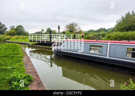 Narrowboat auf dem Kennet- und Avon-Kanal bei Hungerford in berkshire Stockfoto