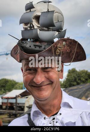 Schiffshebewerk Henrichenburg, Waltrop, Deutschland, 7. August 2021. Mitglieder eines Steampunk Festival Clubs genießen ihren Tag. Steampunk-Fans und Besucher, viele in voll retro-futuristischen Kostümen und Steampunk-Outfits, treffen sich zum ´Steampunk Jubilee Market´ Festival am historischen Wahrzeichen der Henrichenburg-Seilbahn, Teil des Waltrop-Schlossparks am Dortmund-Ems-Kanal, heute ein Industriemuseum. Das alte Eisengerüst, die Kontrolltürme, Maschinenhäuser und das Museum bilden eine stimmungsvolle Kulisse für das Festival. Kredit: Imageplotter/Alamy Live Nachrichten Stockfoto