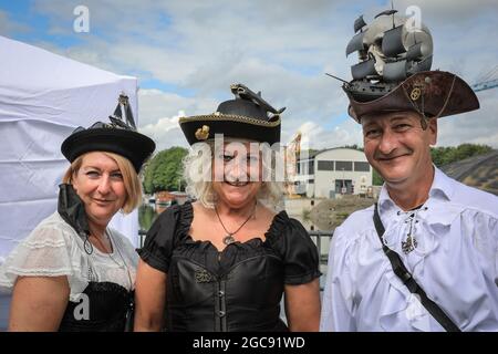 Schiffshebewerk Henrichenburg, Waltrop, Deutschland, 7. August 2021. Steampunk-Enthusiast vom ´Stammtisch´beim Festival. Steampunk-Fans und Besucher, viele in voll retro-futuristischen Kostümen und Steampunk-Outfits, treffen sich zum ´Steampunk Jubilee Market´ Festival am historischen Wahrzeichen der Henrichenburg-Seilbahn, Teil des Waltrop-Schlossparks am Dortmund-Ems-Kanal, heute ein Industriemuseum. Das alte eiserne Gerüst, die Kontrolltürme, Maschinenhäuser und das Museum bilden eine stimmungsvolle Kulisse für das Festival.Quelle: Imageplotter/Alamy Live News Stockfoto