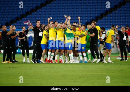 Yokohama, Japan. August 2021. Die Spieler Brasiliens feiern, nachdem sie während der Olympischen Spiele in Tokio 2020 im Internationalen Stadion Yokohama das Goldmedaillenspiel der Fußballmänner zwischen Brasilien und Spanien gewonnen haben. Brasilien besiegt Spanien 2:1. (Bild: © Rodrigo Reyes Marin/ZUMA Press Wire) Stockfoto