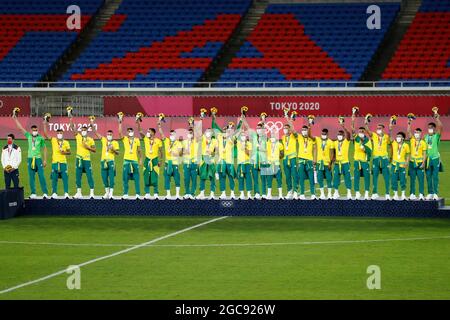 Yokohama, Japan. August 2021. Brasiliens Spieler feiern, nachdem sie während der Olympischen Spiele 2020 in Tokio im Internationalen Stadion Yokohama das Goldmedaillenspiel der Fußballmänner zwischen Brasilien und Spanien gewonnen haben. Brasilien besiegt Spanien 2:1. (Bild: © Rodrigo Reyes Marin/ZUMA Press Wire) Stockfoto