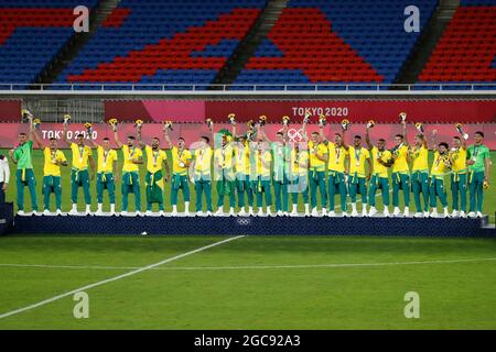 Yokohama, Japan. August 2021. Brasiliens Spieler feiern, nachdem sie während der Olympischen Spiele 2020 in Tokio im Internationalen Stadion Yokohama das Goldmedaillenspiel der Fußballmänner zwischen Brasilien und Spanien gewonnen haben. Brasilien besiegt Spanien 2:1. (Bild: © Rodrigo Reyes Marin/ZUMA Press Wire) Stockfoto