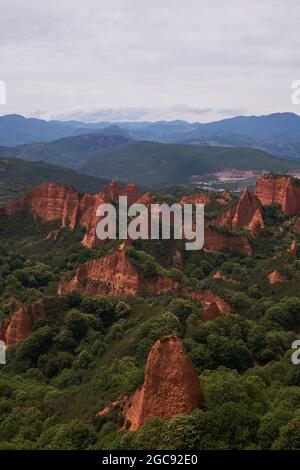 Luftpanoramic View - spetacular Landscape of Las Medulas - UNESCO Heritage, Historic Gold-Mining site - größter Tagebau im gesamten römischen Reich Stockfoto