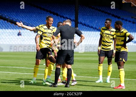 London, Großbritannien. August 2021. Watford-Spieler protestieren während des Freundschaftsspiels vor der Saison zwischen Crystal Palace und Watford im Selhurst Park, London, England am 7. August 2021 gegen die Strafentscheidung. Foto von Carlton Myrie. Nur zur redaktionellen Verwendung, Lizenz für kommerzielle Nutzung erforderlich. Keine Verwendung bei Wetten, Spielen oder Veröffentlichungen einzelner Clubs/Vereine/Spieler. Kredit: UK Sports Pics Ltd/Alamy Live Nachrichten Stockfoto