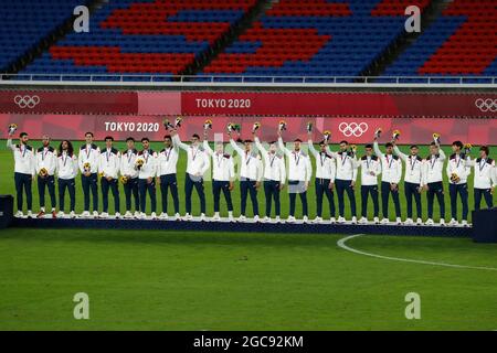 Yokohama, Japan. August 2021. Die Silbermedaillengewinnerinnen Spaniens nehmen an der Preisverleihung Teil, nachdem Brasilien das Goldmedaillenspiel der Fußballmänner während der Olympischen Spiele in Tokio 2020 im Internationalen Stadion Yokohama gewonnen hat. Brasilien gewann die Goldmedaille gegen Spanien 2:1. (Bild: © Rodrigo Reyes Marin/ZUMA Press Wire) Stockfoto