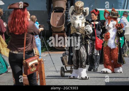 Schiffshebewerk Henrichenburg, Waltrop, Deutschland, 7. August 2021.flauschige einheimische Kreaturen ´Nero und Rotanes´mtreten beim Festival auf. Steampunk-Fans und Besucher, viele in voll retro-futuristischen Kostümen und Outfits, treffen sich zum´Steampunk Jubilee Market´ Festival am historischen Wahrzeichen der Henrichenburg-Seilbahn, Teil des Waltrop-Schlossparks am Dortmund-Ems-Kanal, heute ein Industriemuseum. Das alte Eisengerüst, die Kontrolltürme, Maschinenhäuser und das Museum bilden eine stimmungsvolle Kulisse für das Festival. Kredit: Imageplotter/Alamy Live Nachrichten Stockfoto