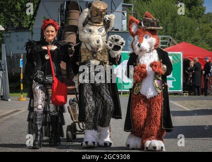 Schiffshebewerk Henrichenburg, Waltrop, Deutschland, 7. August 2021.flauschige einheimische Kreaturen ´Nero und Rotanes´mtreten beim Festival auf. Steampunk-Fans und Besucher, viele in voll retro-futuristischen Kostümen und Outfits, treffen sich zum´Steampunk Jubilee Market´ Festival am historischen Wahrzeichen der Henrichenburg-Seilbahn, Teil des Waltrop-Schlossparks am Dortmund-Ems-Kanal, heute ein Industriemuseum. Das alte Eisengerüst, die Kontrolltürme, Maschinenhäuser und das Museum bilden eine stimmungsvolle Kulisse für das Festival. Kredit: Imageplotter/Alamy Live Nachrichten Stockfoto