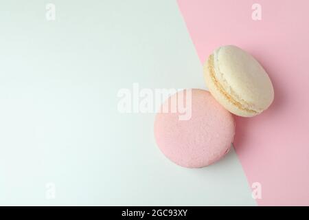 Konzept von leckeren Dessert mit Makronen auf zweifarbigem Hintergrund Stockfoto