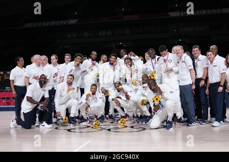 Saitama, Japan. August 2021. Goldmedaillengewinnerteam USA posiert für Fotos nach der Verleihung des Männer-Basketballs bei den Olympischen Spielen 2020 in Tokio in Saitama, Japan, am 7. August 2021. Quelle: Meng Yongmin/Xinhua/Alamy Live News Stockfoto