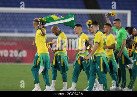 Yokohama, Japan. August 2021. Die Spieler Brasiliens feiern nach der Preisverleihung des Männerfußballs bei den Olympischen Spielen in Tokio 2020 in Yokohama, Japan, am 7. August 2021. Quelle: Cao Can/Xinhua/Alamy Live News Stockfoto