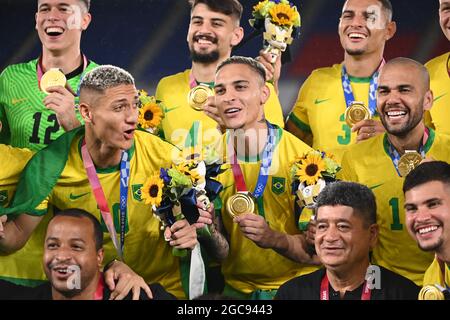 Yokohama, Japan. August 2021. Die Spieler Brasiliens feiern während der Siegerehrung des Männerfußballs bei den Olympischen Spielen 2020 in Tokio, Yokohama, Japan, am 7. August 2021. Quelle: Lu Yang/Xinhua/Alamy Live News Stockfoto