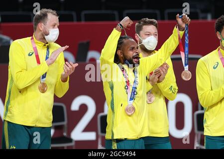 Saitama, Japan. August 2021. Die Spieler Australiens feiern während der Preisverleihung des Männer-Basketballs bei den Olympischen Spielen 2020 in Tokio, Saitama, Japan, am 7. August 2021. Quelle: Pan Yulong/Xinhua/Alamy Live News Stockfoto