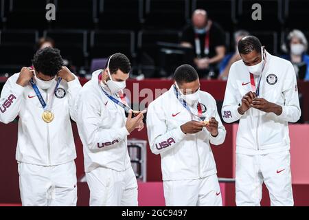 Saitama, Japan. August 2021. Spieler der Vereinigten Staaten schauen sich ihre Goldmedaillen während der Verleihung des Männer-Basketballs bei den Olympischen Spielen 2020 in Tokio in Saitama, Japan, am 7. August 2021 an. Quelle: Pan Yulong/Xinhua/Alamy Live News Stockfoto