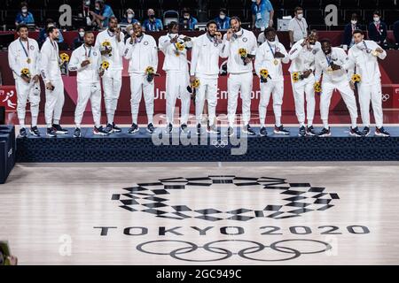 Saitama, Japan. August 2021. Spieler der Vereinigten Staaten posieren mit Goldmedaillen während der Verleihung des Männer-Basketballs bei den Olympischen Spielen 2020 in Tokio in Saitama, Japan, am 7. August 2021. Quelle: Pan Yulong/Xinhua/Alamy Live News Stockfoto