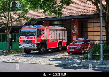 Berlin; Deutschland - 26. Juni; 2021: Blick auf Feuerwehrfahrzeuge vor einer Feuerwehrwache der Berliner Freiwilligen Feuerwehr. Stockfoto