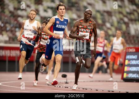 Tokio, Kanto, Japan. August 2021. Jakob Ingebrigtsen (NOR) und Timothy Cheruiyot (KEN) bestreitet am Samstag, den 7. August 2021, im Olympiastadion Tokio das 1500-m-Finale der Männer während der Olympischen Spiele 2020 in Tokio. Jakob Ingebrigtsen (NOR) ist Goldmedaillengewinnerin und Timothy Cheruiyot (KEN) Silbermedaillengewinnerin. (Bild: © Paul Kitagaki Jr./ZUMA Press Wire) Stockfoto