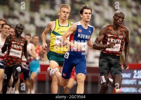 Tokio, Kanto, Japan. August 2021. Jakob Ingebrigtsen (NOR) und Timothy Cheruiyot (KEN) bestreitet am Samstag, den 7. August 2021, im Olympiastadion Tokio das 1500-m-Finale der Männer während der Olympischen Spiele 2020 in Tokio. Jakob Ingebrigtsen (NOR) ist Goldmedaillengewinnerin und Timothy Cheruiyot (KEN) Silbermedaillengewinnerin. (Bild: © Paul Kitagaki Jr./ZUMA Press Wire) Stockfoto